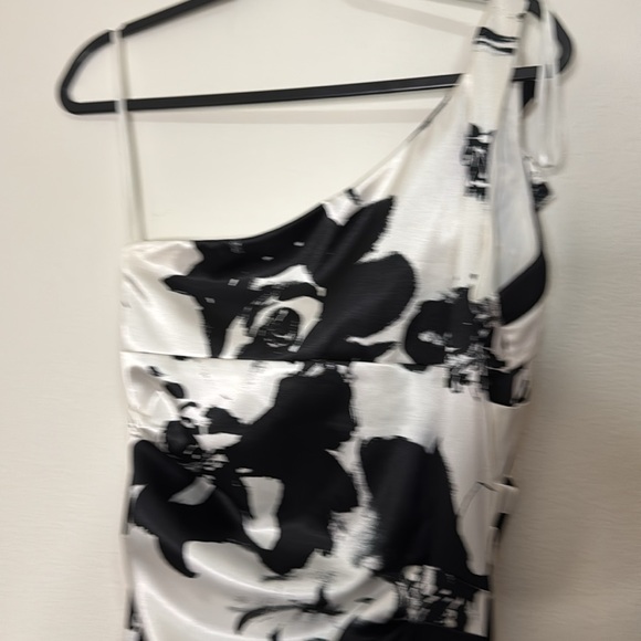 Cache. Beautiful formal dress white and black pattern formal dress one shoulder. - Picture 4 of 6